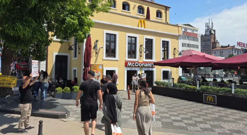 Samsun'da bir vatandaş 3 aydır tek başına İsrail’i protesto ediyor
