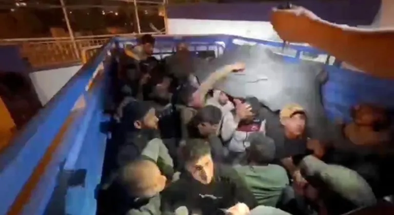 Hatay'da bir kamyonetin kasasında 42 kaçak göçmen yakalandı