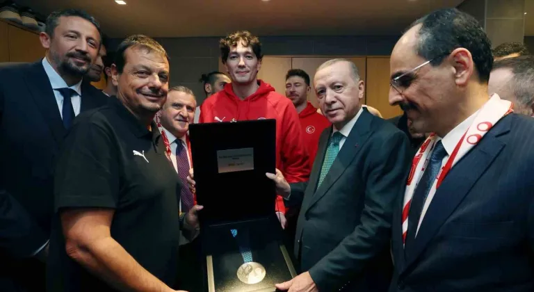 A Milli Erkek Basketbol Takımı, ikincilik madalyasını Cumhurbaşkanı Erdoğan’a takdim etti