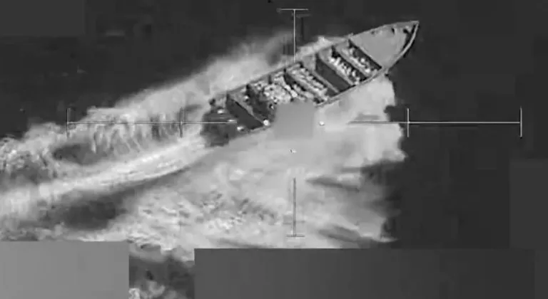 ABD ordusu Karayipler’de uyuşturucu taşıdığı öne sürülen tekneyi vurdu: 4 ölü