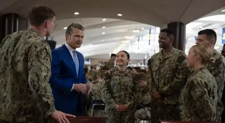 ABD Savunma Bakanı Hegseth’ten, Karayipler’deki savaş gemilerine ziyaret