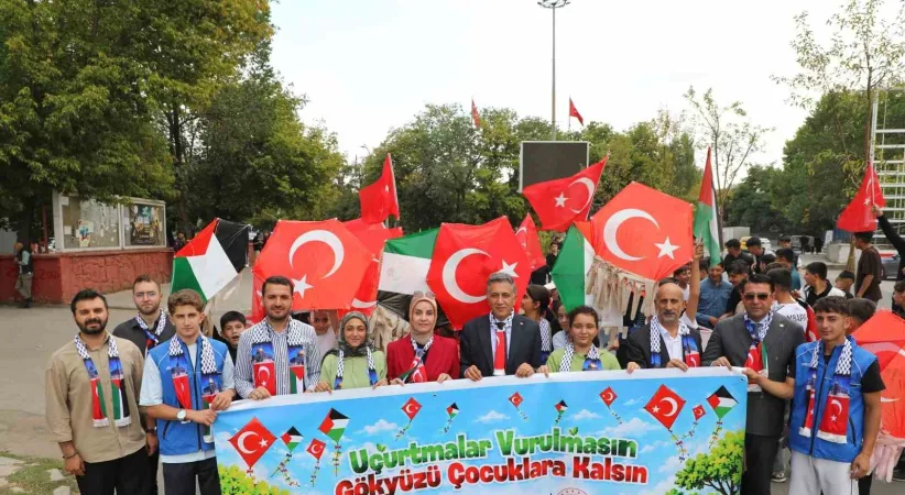 Ağrı’da bin öğrenci Gazze için yürüdü, uçurtmalarını gökyüzüne bıraktı