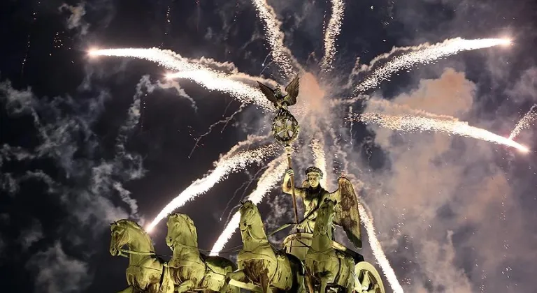 Almanya’da havai fişek patlamalarında 2 kişi öldü