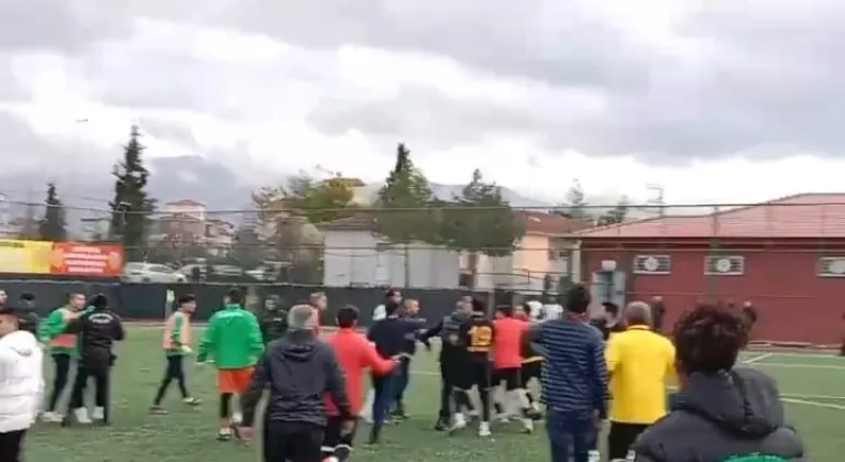 Kocaeli’de şok olay: Hakem kırmızı kart gösterdi, futbolcu maç sonrası bıçakla saldırdı