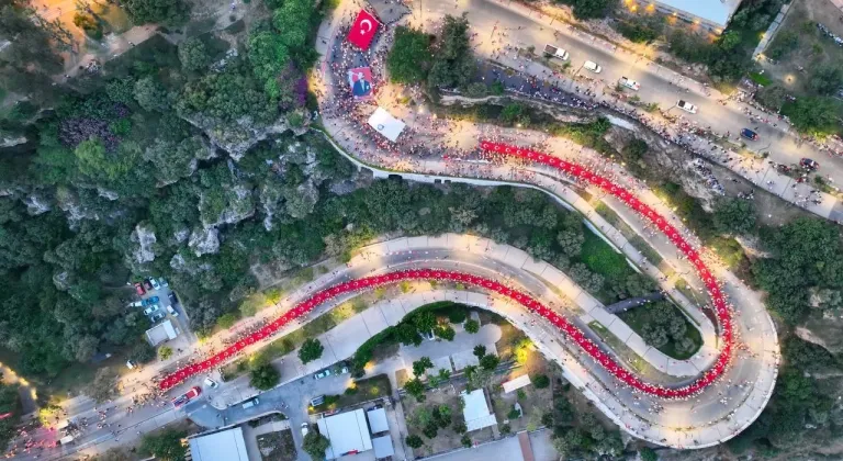 Antalya’da 400 metrelik dev Türk bayrağı ile ’Fener Alayı’ düzenlendi
