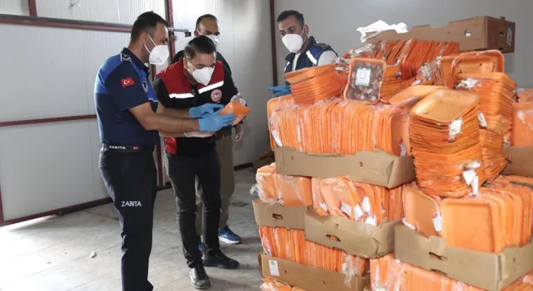 Antalya’da tarihi geçmiş 25 ton tavuk ele geçirildi