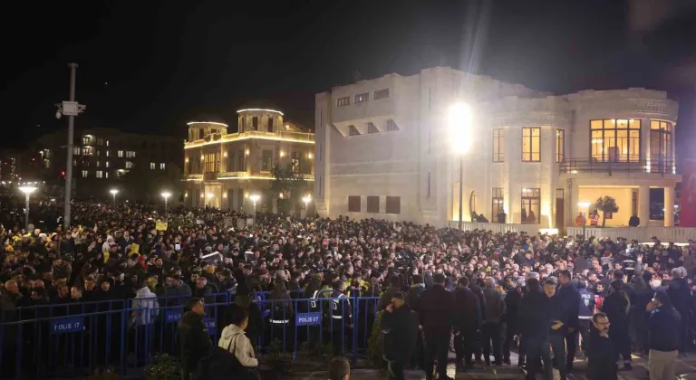 Asrın felaketinin 3’ünci yıl dönümünde Hatay’da binlerce kişi sessiz yürüyüş gerçekleştirdi