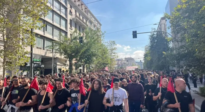 Atina'da 10 binden fazla öğrenci ve öğretmen eğitim sistemindeki kronik sorunlara karşı yürüdü