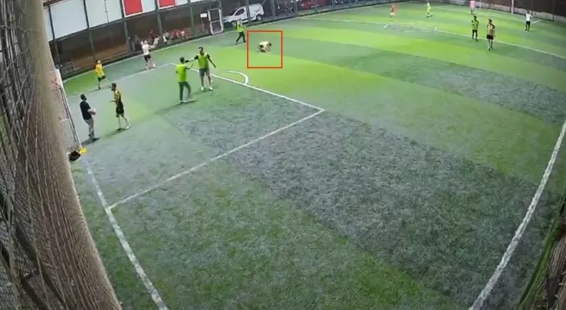 Avcılar’da halı sahada fenalaşan genç hayatını kaybetti