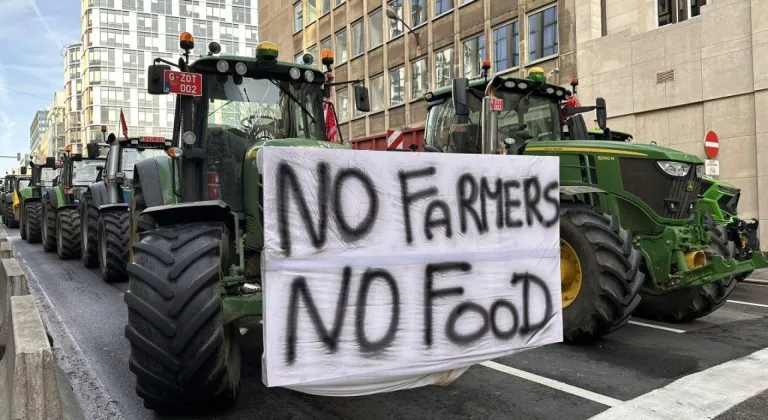 Avrupalı çiftçilerden Brüksel’de traktörlü protesto