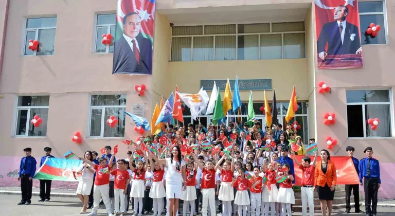 Azeri öğrenciler 23 Nisan’ı ilk defa kutladı