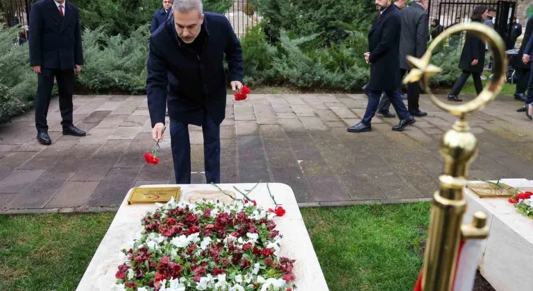 Bakan Fidan, 16.Büyükelçiler Konferansı öncesi Dışişleri Şehitliği’ni ziyaret etti