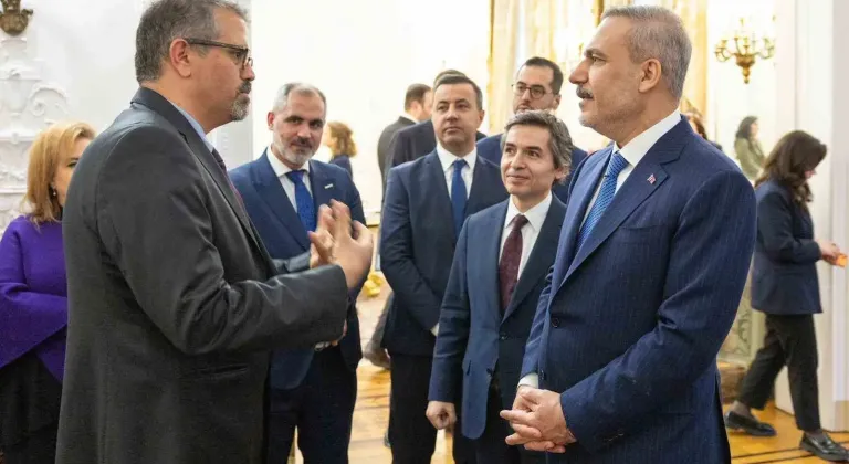 Bakan Fidan, Birleşik Krallık’ta yaşayan Türk vatandaşlarıyla bir araya geldi