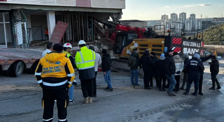 Başakşehir’de binaya saplanan vinci çıkarma çalışmaları 28. saate girdi