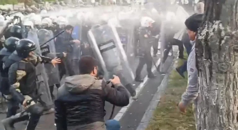 Batman'da Belediye Binasına Girmeye Çalışan Gruba Polis Müdahalesi: 75 Gözaltı