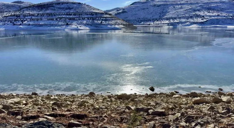 Bayburt’ta gölet buz tuttu