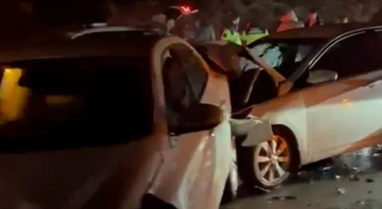 Bayram dönüşü trafiğinde zincirleme kaza: 5 araç birbirine girdi