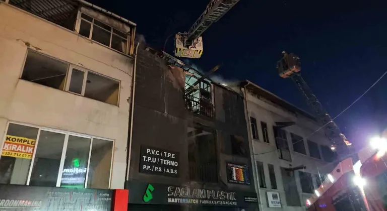 Bayrampaşa’da 5 katlı iş yerinin 3 katı alevlere teslim oldu