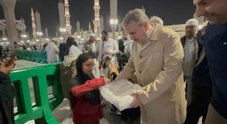 BBP Genel Başkanı Destici, Mescid-i Nebevi’de vatandaşlarla buluştu