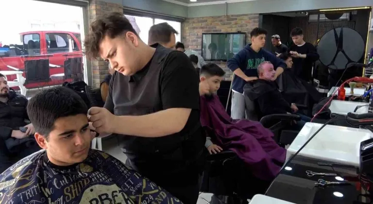 Berberler bayram tıraşı için 24 saat mesai yapıyor