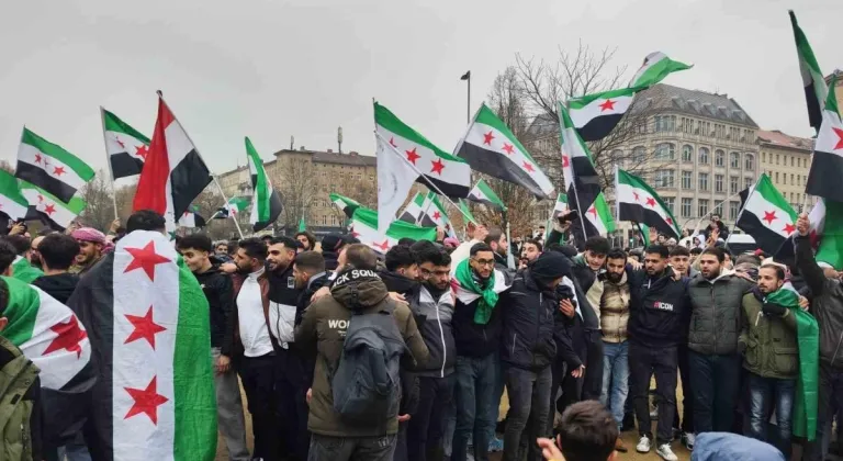 Şam Sokaklarında Özgürce Dolaşan Suriyeliler, Türkiye’deki Hemşehrilerine Ülkelerine Dönmeleri Çağrısı Yaptı
