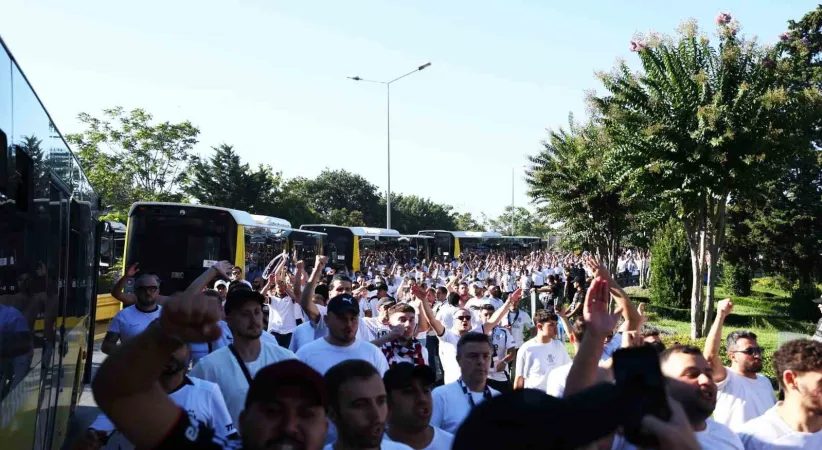 Beşiktaş taraftarı stada geldi