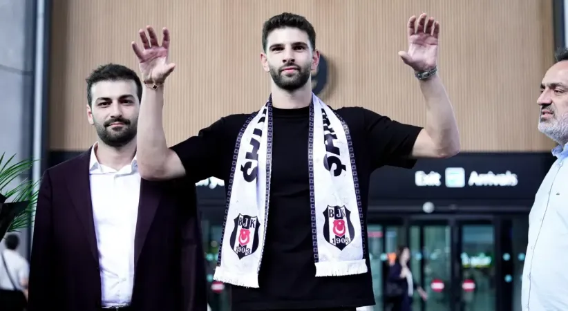 Beşiktaş’ın yeni transferi Ümit Akdağ, İstanbul’a geldi