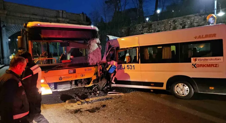 Beşiktaş’ta servis minibüsüyle İETT otobüsü kafa kafaya çarpıştı
