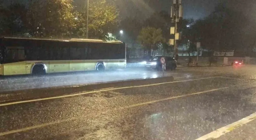 Beykoz’da sağanak yağış yolları göle çevirdi