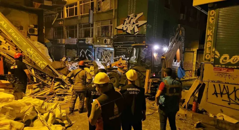 Beyoğlu’nda yıkılan binanın enkaz kaldırma çalışmaları devam ediyor