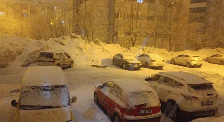 Bitlis’te gece yarısı kar yağışı etkisini arttırdı