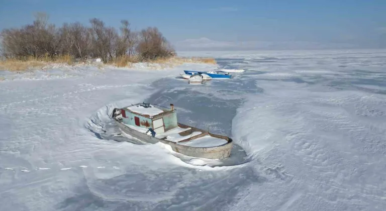 Bitlis’te tüm göller buz tuttu