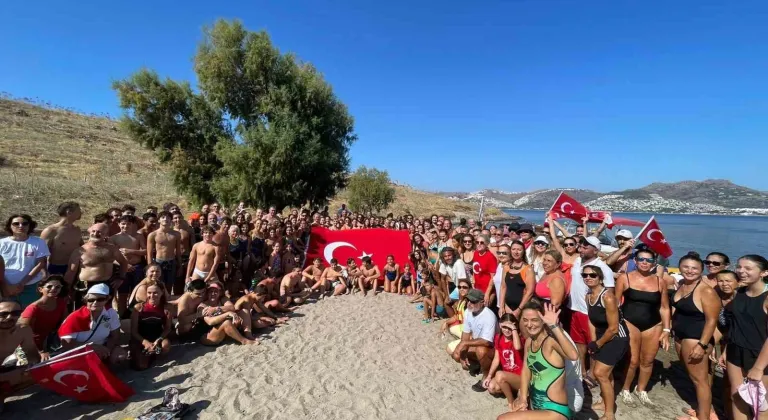 Bodrumlular Çelebi Adası'na yüzerek Zafer Bayramı’nı kutladı
