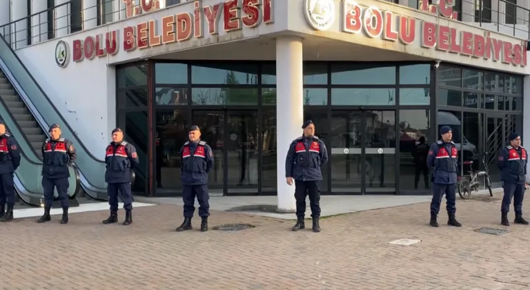 Bolu Belediyesi’nde jandarma ekibi arama yapıyor