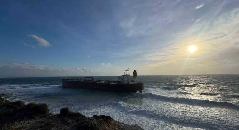 Bozcaada’da karaya oturan tanker 12 gün sonra kurtarıldı