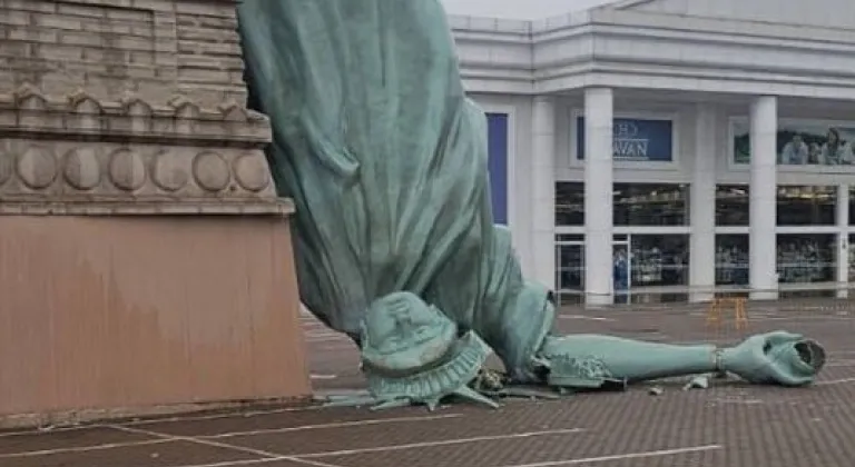 Brezilya’da şiddetli fırtına 24 metrelik Özgürlük Heykeli replikasını devirdi