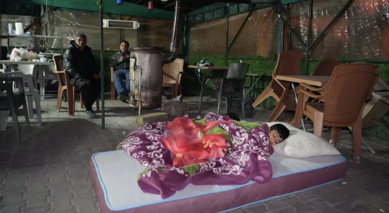 Buldan’da 5.1 büyüklüğündeki depremin ardından yaşanan artçılardan korkan vatandaşlar dışarda sabahladı