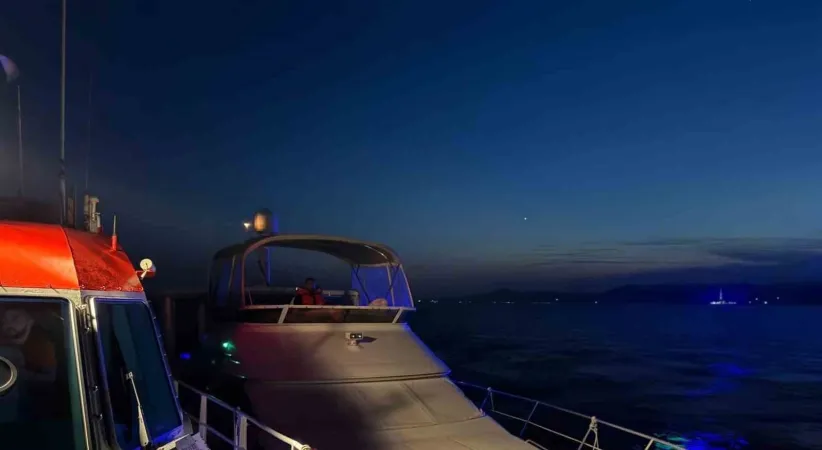 Çanakkale Boğazı’nda içinde 2 kişinin bulunduğu sürüklenen tekne kurtarıldı