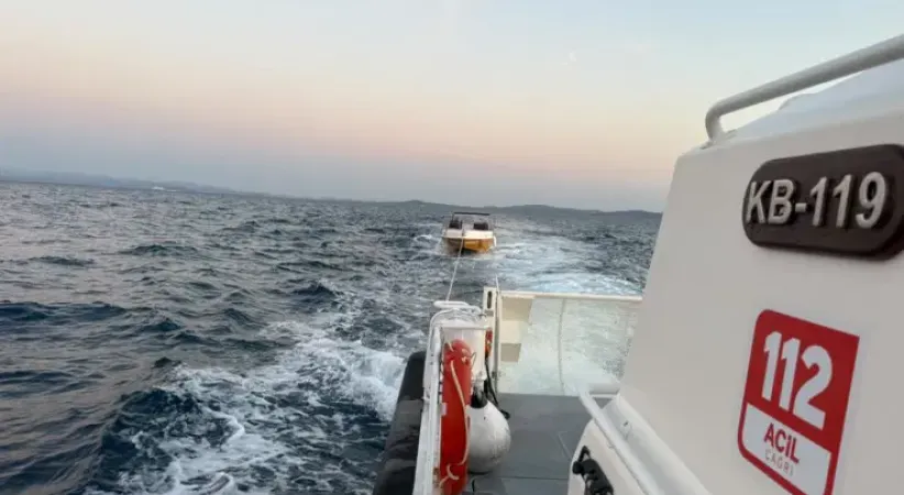 Çanakkale Boğazı’nda içinde 7 kişinin bulunduğu sürüklenen tekne kurtarıldı
