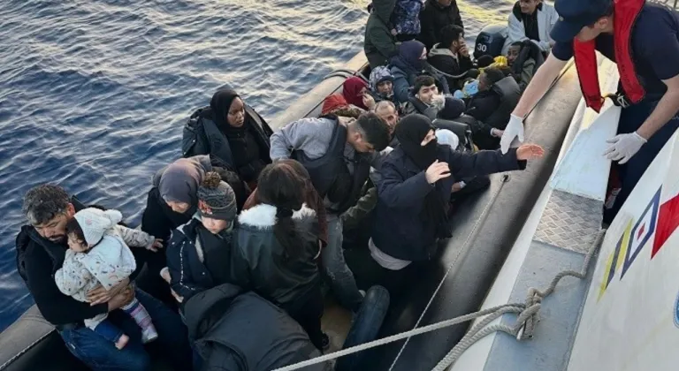 Çeşme açıklarında lastik botta 39 düzensiz göçmen yakalandı