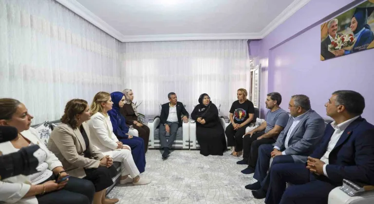 CHP Grup Başkanı Özel, Rojin Kabaiş’in ailesini ziyaret etti