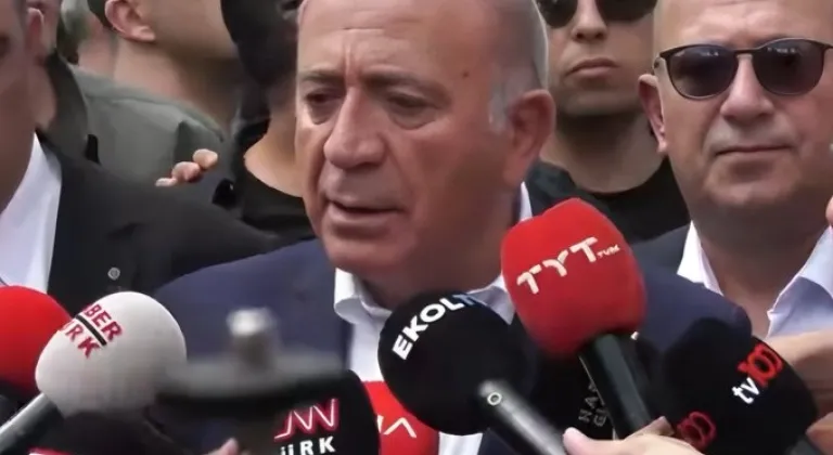 Gürsel Tekin, yoğun tepkiler eşliğinde il binasına girdi