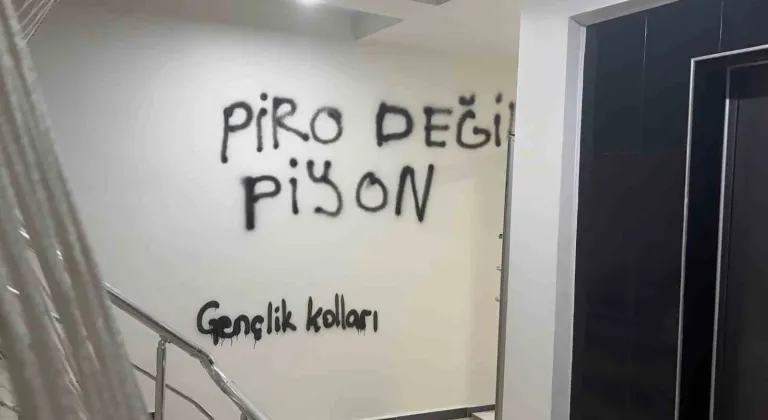 CHP Kayseri İl Başkanlığı binasının duvarlarına boyayla yazılar yazıldı