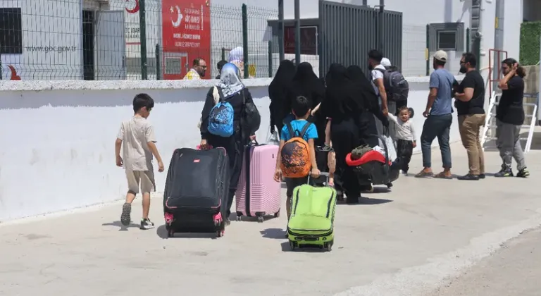 Çifte vatandaş Suriyelilerin giriş çıkışlarına izin verilmesiyle Cilvegözü’nde yoğunluk arttı