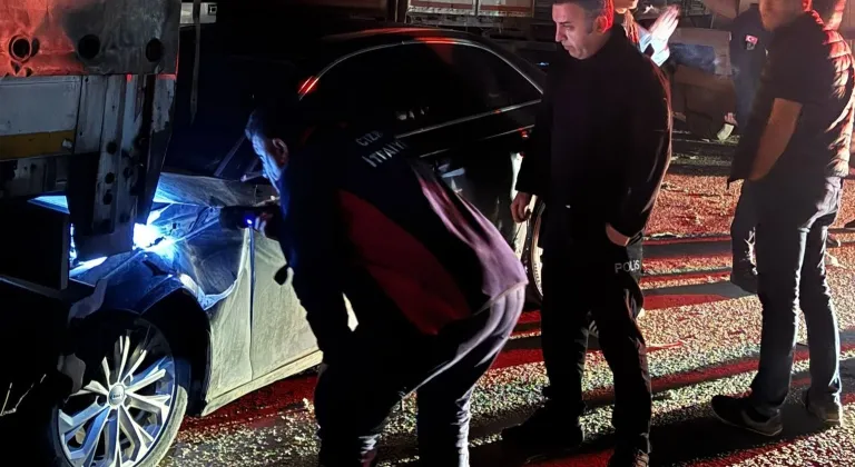 Cizre’de iki tır arasında sıkışan otomobil kağıt gibi ezildi: 1 yaralı