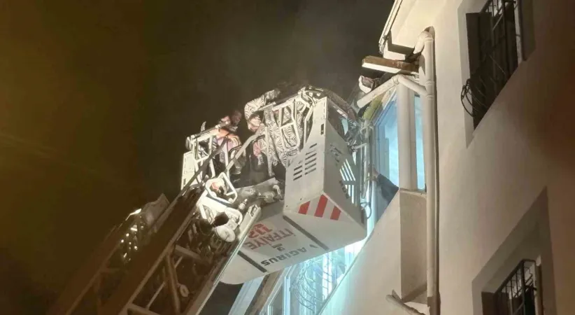Çorum’da alevlerin sardığı apartman dairesinde mahsur kalan 7 kişi itfaiye merdiveniyle kurtarıldı