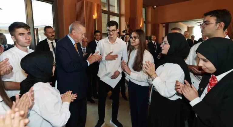 Cumhurbaşkanı Erdoğan, Ahlat’ta öğrencileri kabul etti