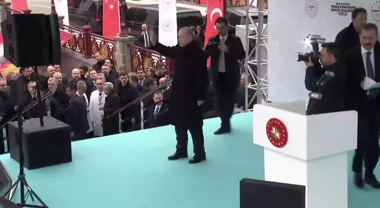 Cumhurbaşkanı Erdoğan: "Etrafımızda füzeler uçuşuyor ama ana muhalefetin umurunda bile değil"