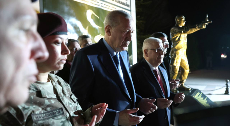 Cumhurbaşkanı Erdoğan, Ömer Halisdemir Anıtı’nda dua etti