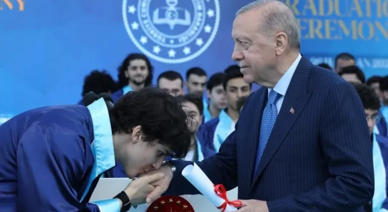 Cumhurbaşkanı Erdoğan, torunu Ömer Tayyip Erdoğan’a diplomasını takdim etti